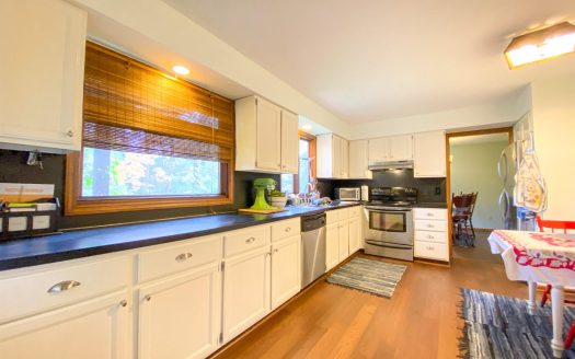 Beautifully Maintained Loudonville Colonial!