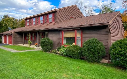 Beautifully Maintained Loudonville Colonial!
