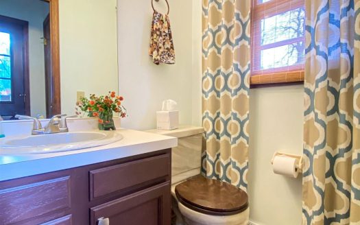 Beautifully Maintained Loudonville Colonial!
