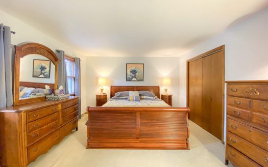 Beautifully Maintained Loudonville Colonial!