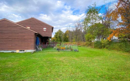 Beautifully Maintained Loudonville Colonial!