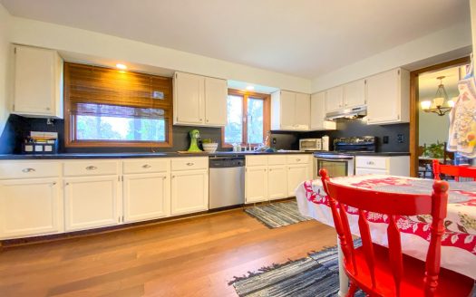 Beautifully Maintained Loudonville Colonial!